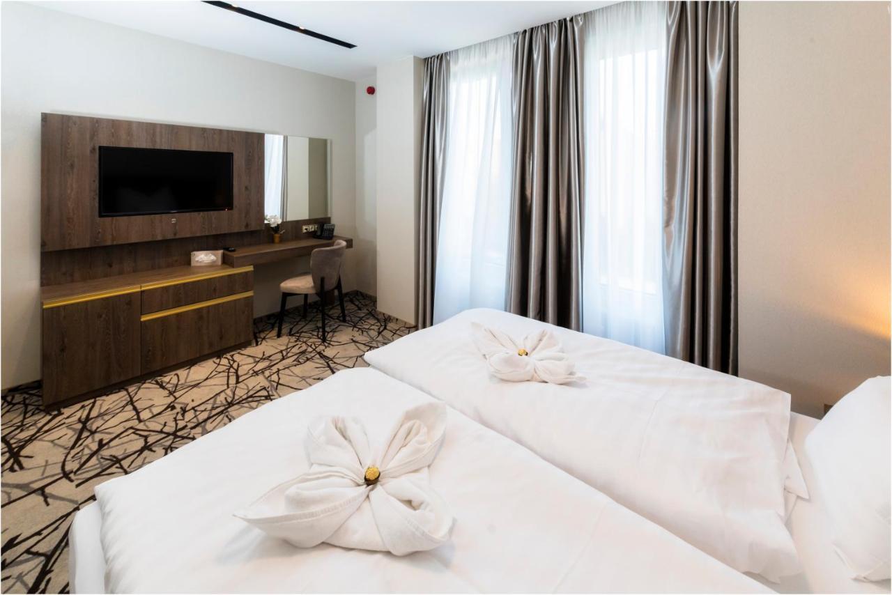 Hotel Szatmari & Etterem Jászberény エクステリア 写真