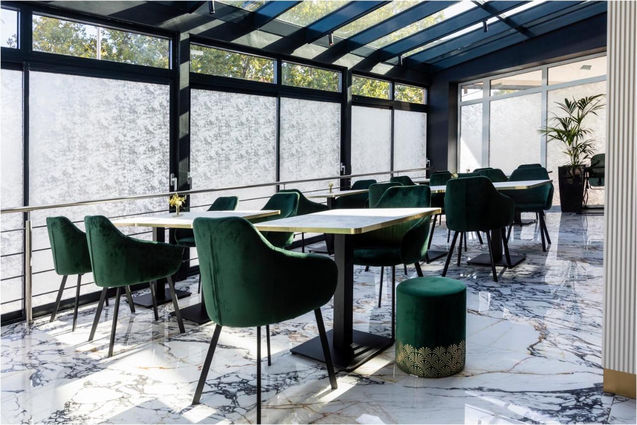Hotel Szatmari & Etterem Jászberény エクステリア 写真