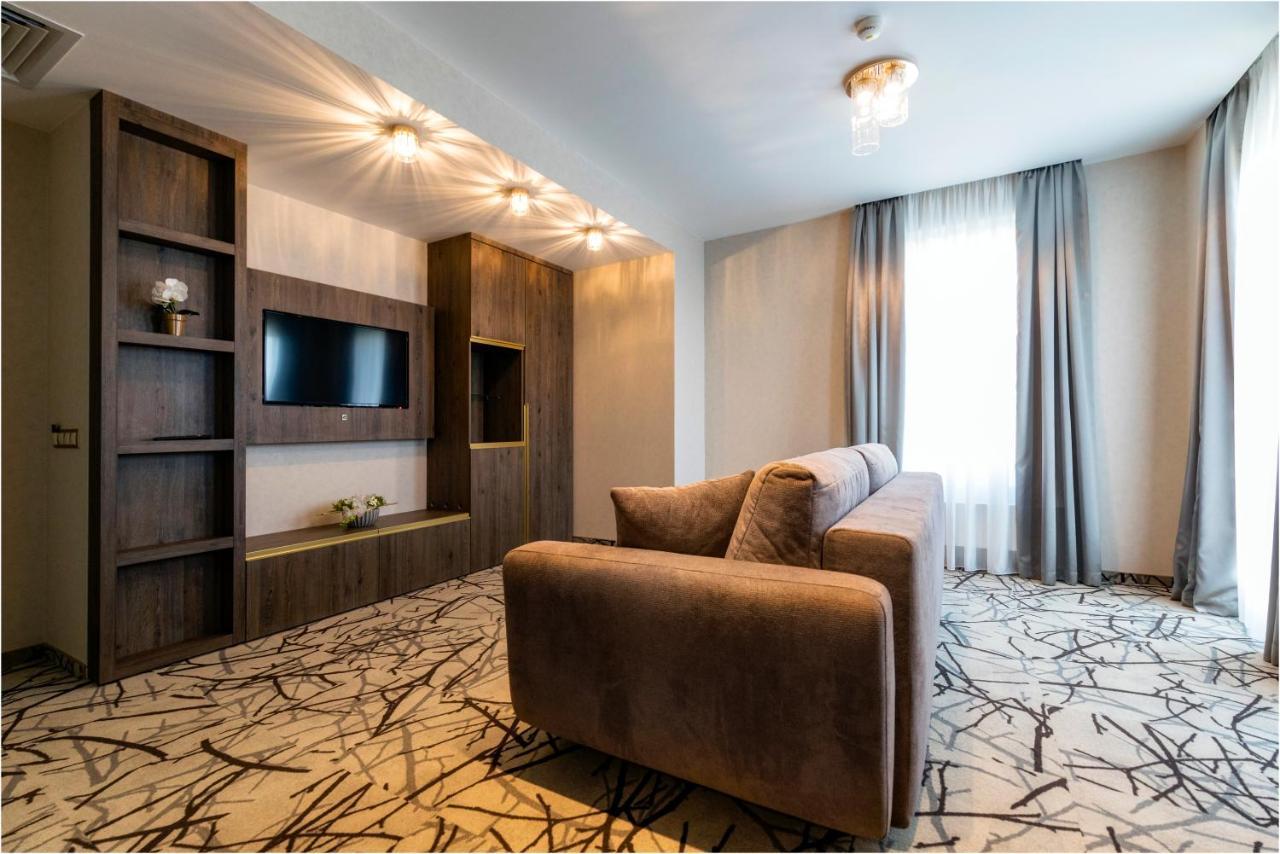 Hotel Szatmari & Etterem Jászberény エクステリア 写真