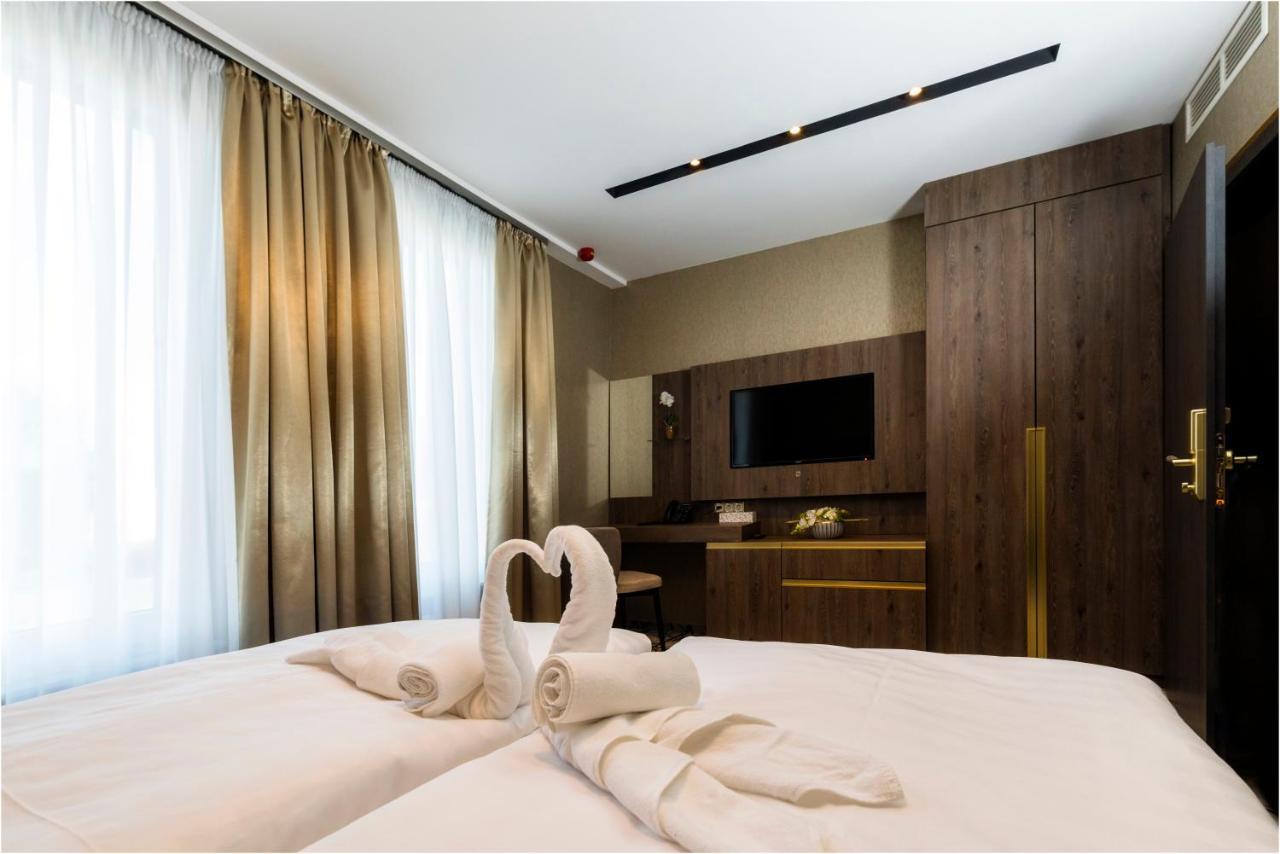 Hotel Szatmari & Etterem Jászberény エクステリア 写真