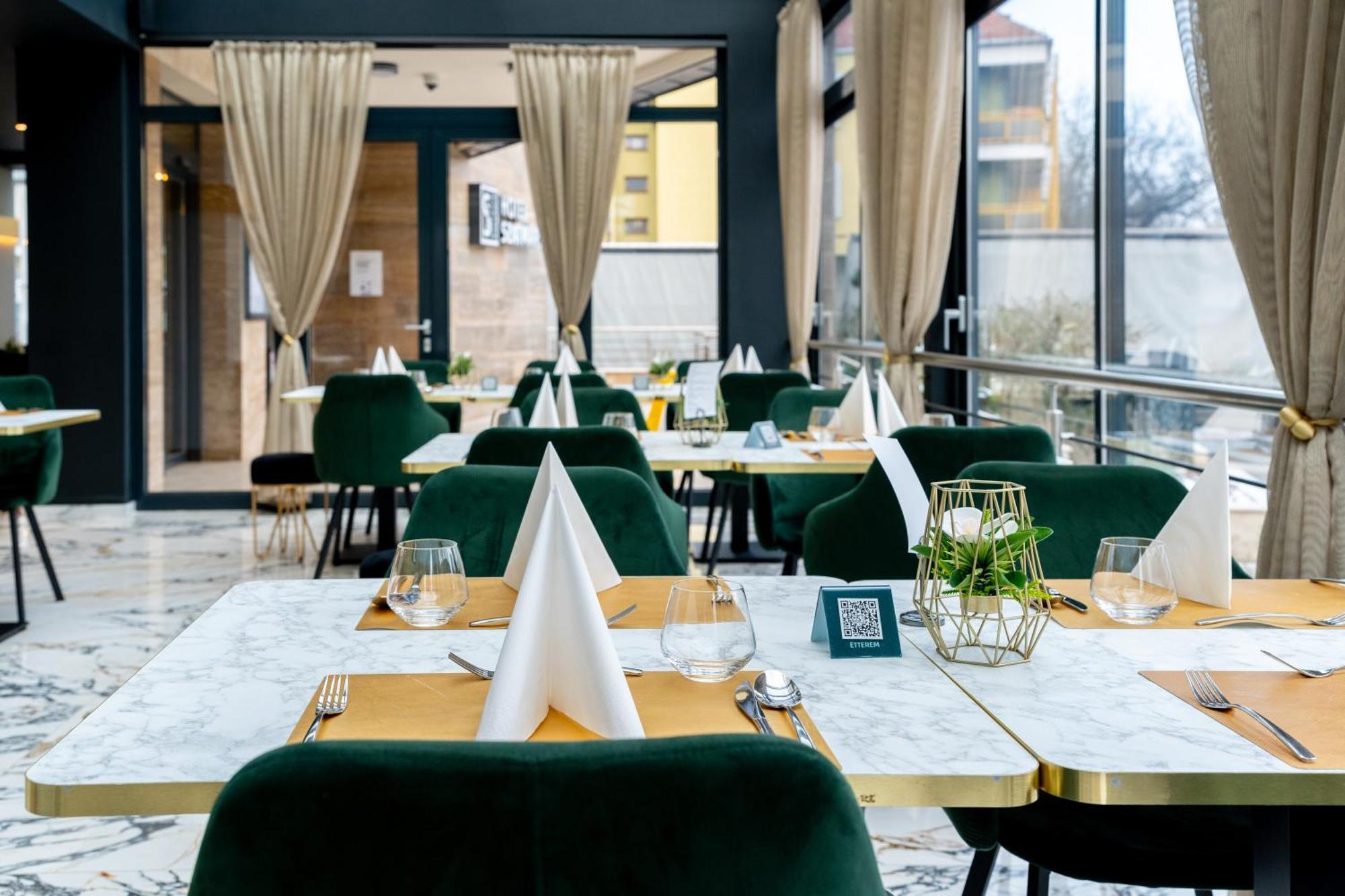 Hotel Szatmari & Etterem Jászberény エクステリア 写真