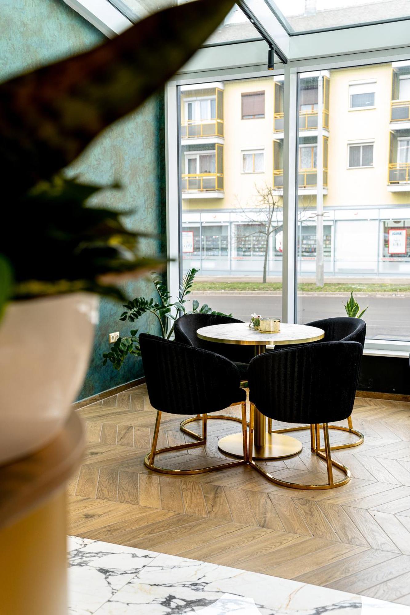 Hotel Szatmari & Etterem Jászberény エクステリア 写真