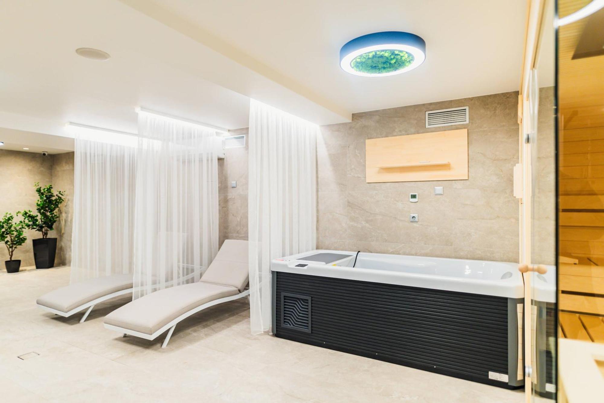Hotel Szatmari & Etterem Jászberény エクステリア 写真